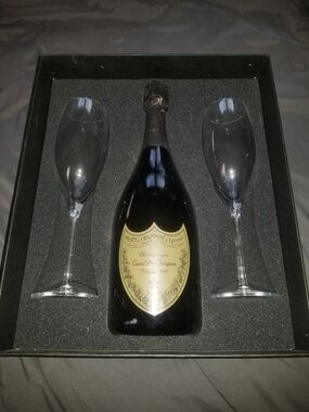Dom Pérignon Champagne Gift Set with 2 Flutes - Black & Gold